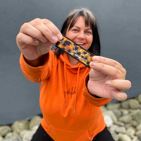 Bare henger her // Nøkkelring